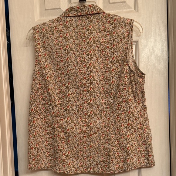 Sag Harbor Sleeveless Button-down Red & Green Floral Print Blouse. Size Medium - Picture 7 of 10